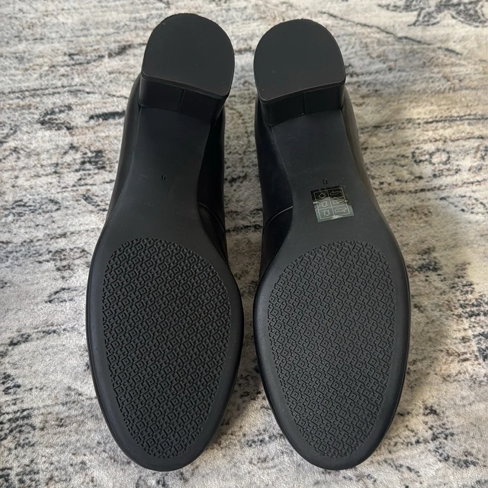 Tory Burch Black Chelsea Leather pumps with Gold Logo. Size 8